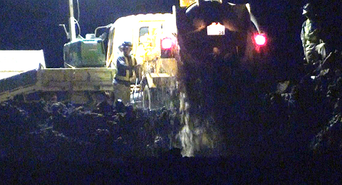 バキューム車から大量の汚水を捨てる瞬間